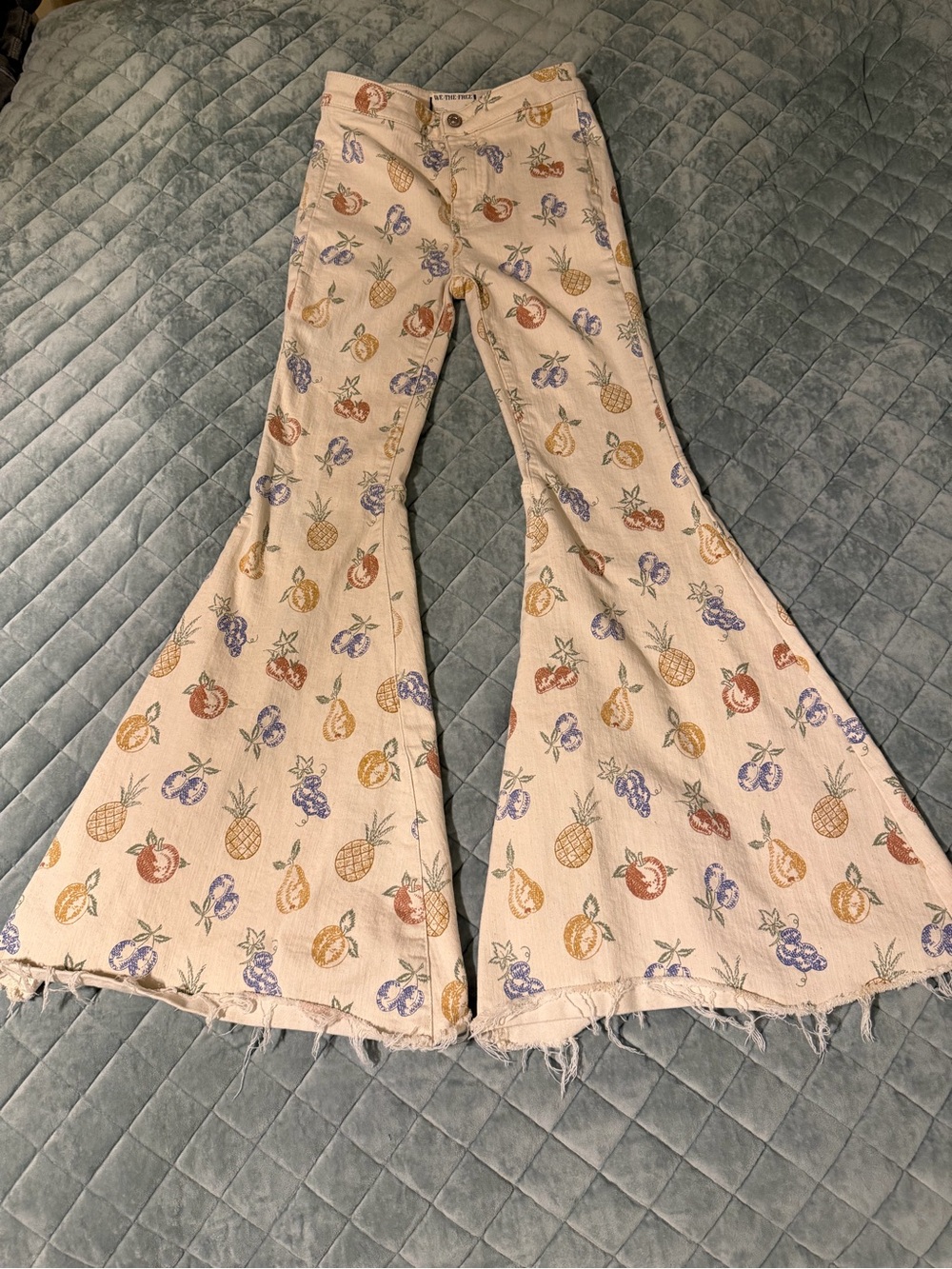 We The Free Just Float On Flare Jeans - size 25 - Picture 2 of 4